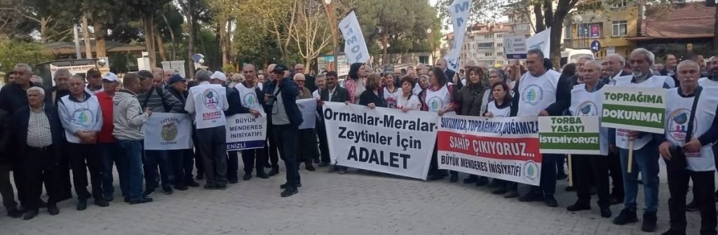 DENİZLİ'NİN BULDAN İLÇESİ GİRNE MAHALLESİ ZİFTLİK MEVKİSİNDE YÜRÜTÜLEN MADEN ARAMA FAALİYETLERİ BÖLGE HALKINI AYAĞA KALDIRDI. PROJENİN DOĞAYA VE SU KAYNAKLARINA ZARAR VERECEĞİNİ SAVUNAN VATANDAŞLAR, ALANYAZI MEYDANI'NDA TOPLANARAK PROTESTO YAPTI. (İBRAHİM ACIKARA/DENİZLİ-İHA)