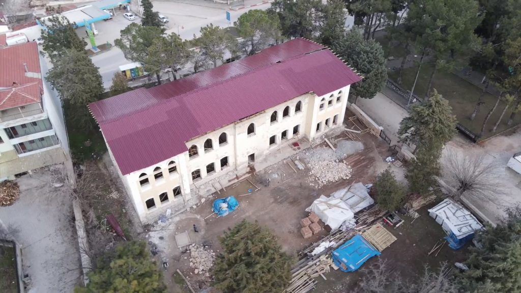 Çal'da Okul Restorasyonunda Çalışan İşçiler Birbirine Girdi: 4 Yaralı...