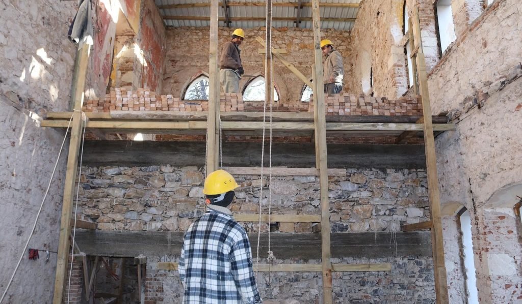 Çal'da Okul Restorasyonunda Çalışan İşçiler Birbirine Girdi: 4 Yaralı...