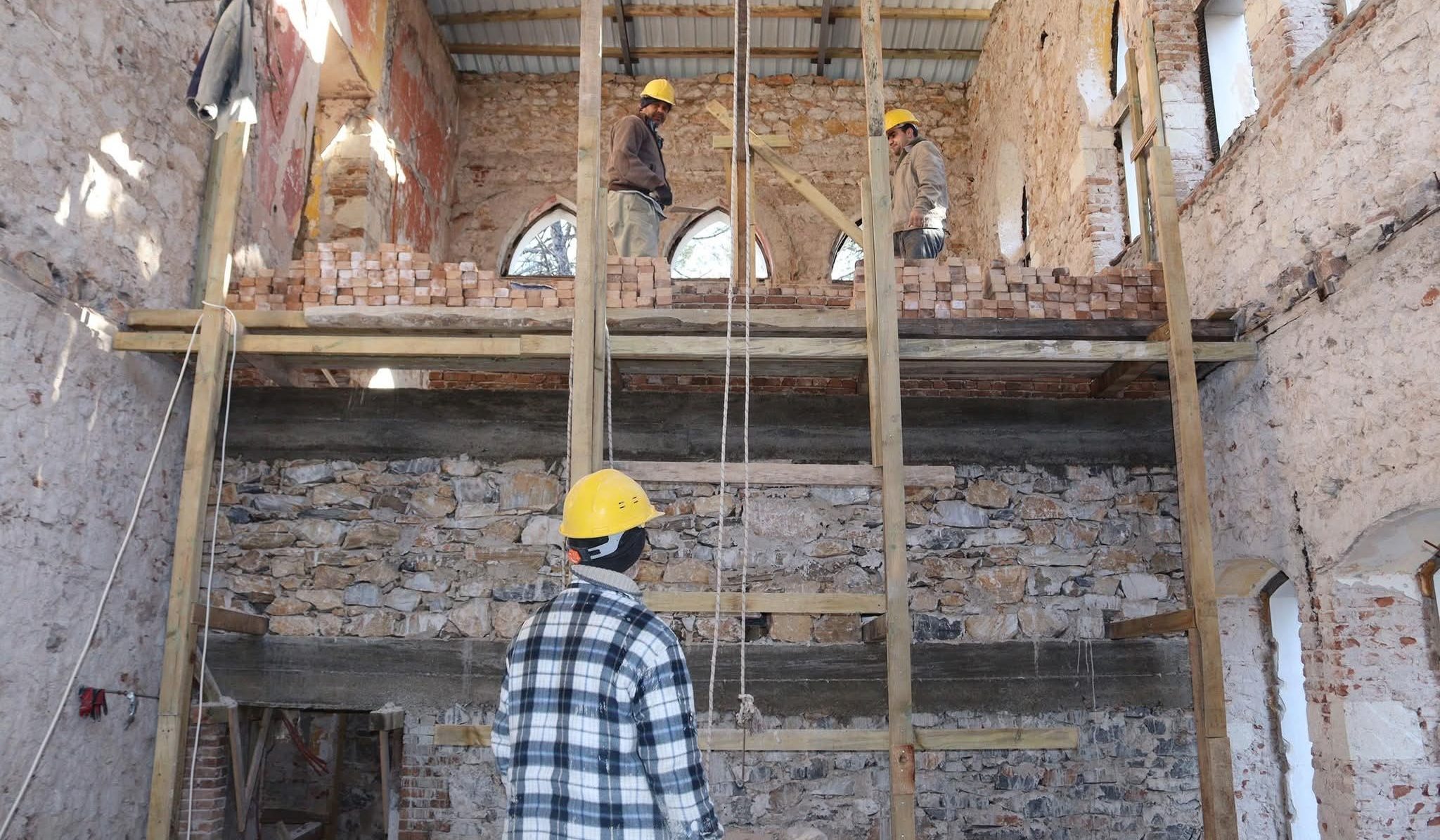 Çal’da Okul Restorasyonunda Çalışan İşçiler Birbirine Girdi: 4 Yaralı…