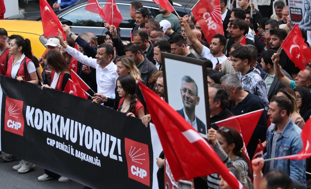 CHP Denizli İl Örgütü Sokağa Çıktı: Partimize ve Halkın İradesine Sahip Çıkıyoruz