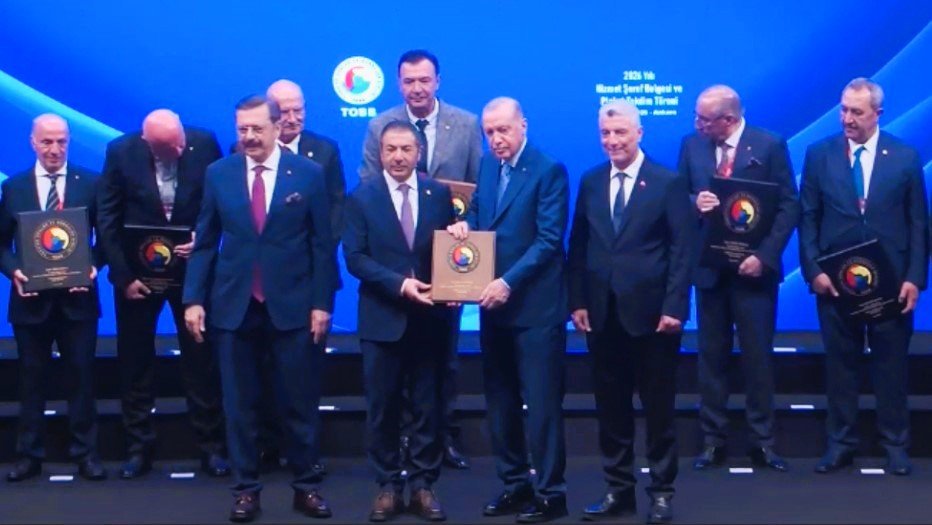 DTO Başkanı Erdoğan, Cumhurbaşkanı Erdoğan’ın Elinden Hizmet Şeref Belgesi’ni Aldı…