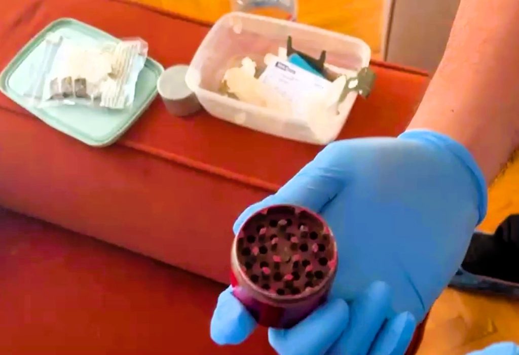 Elbise Dolabındaki Askıda Kurutmuşlar...

Denizli'de Baro Başkanı Ufuk K. ve 11 avukatın gözaltına alındığı operasyonun detayları ortaya çıktı. Gözaltına alınan avukatların büro banyosunda kenevir yetiştirip, hasat ettikleri uyuşturucuyu elbise dolabındaki askıda kuruttukları belirlendi.