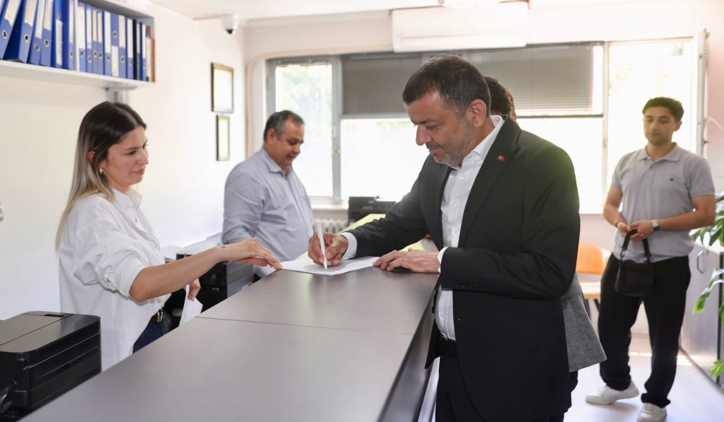 Başkan Çavuşoğlu, CHP'li Delegelerle Birlikte İmzasını Verdi