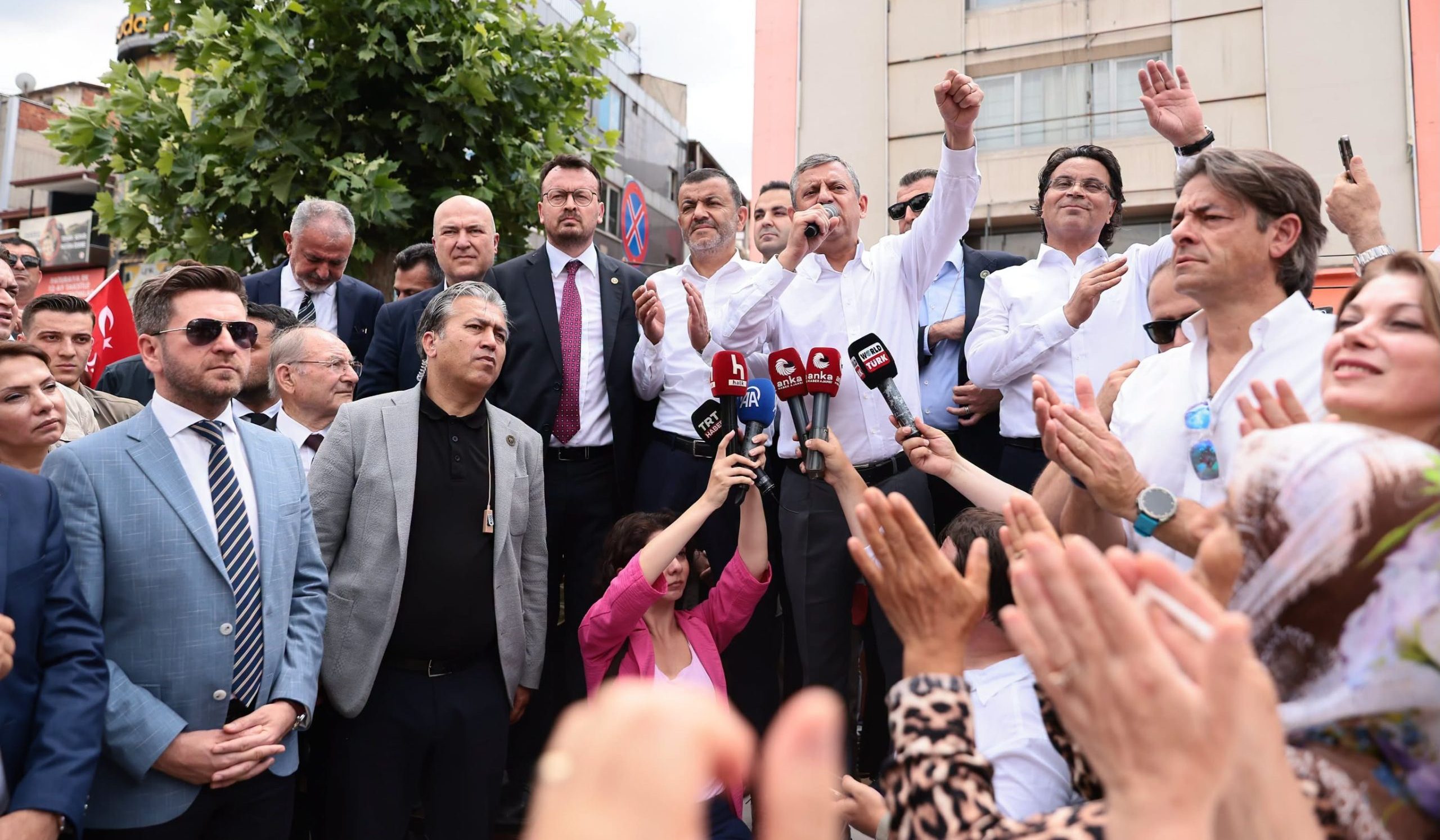 Bankın Üzerinden Denizli’ye Seslenen Özel: Geri Adım Yok