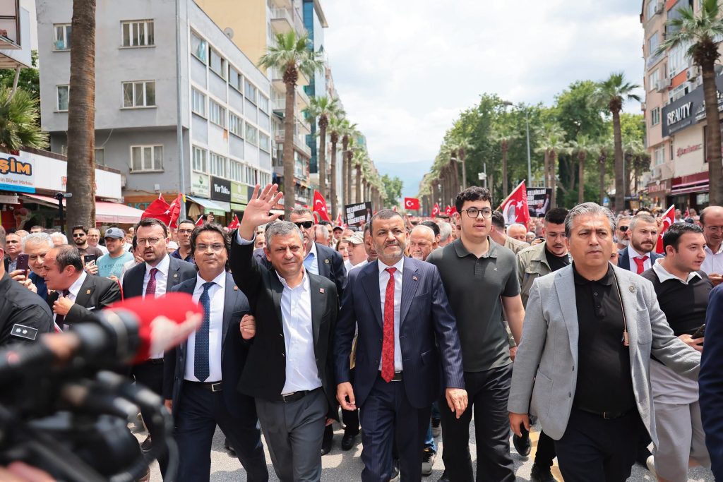 Bankın Üzerinden Denizli’ye Seslenen Özel: Geri Adım Yok