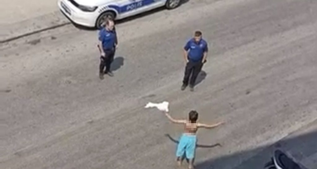 Denizli'de Yarı Çıplak Sokağa Çıkan Kadın Herkesi Üzüntüye Boğdu...