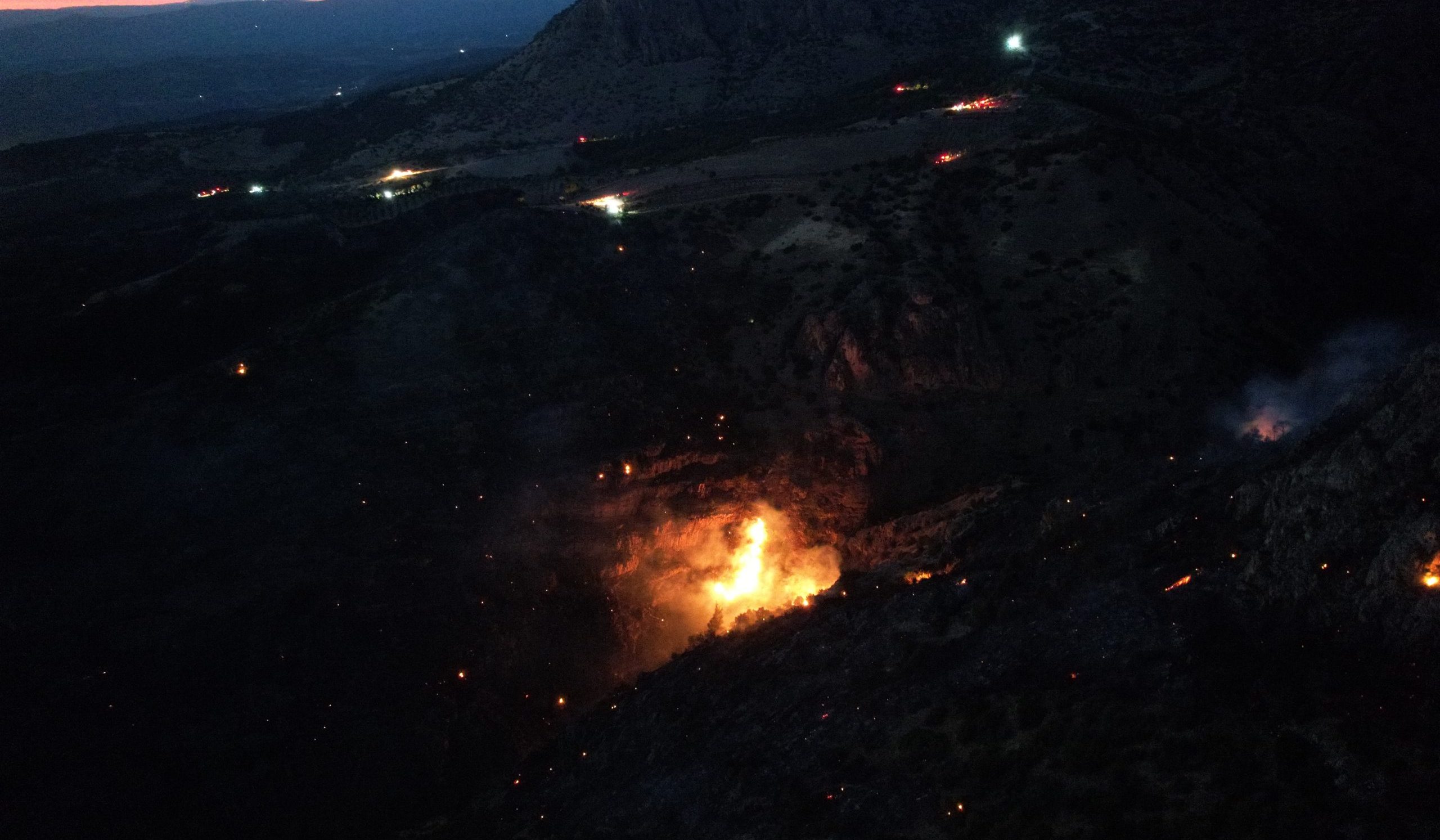 Pamukkale’de Kontrol Altına Alınan Yangın, Gece Saatlerinde Yeniden Başladı…