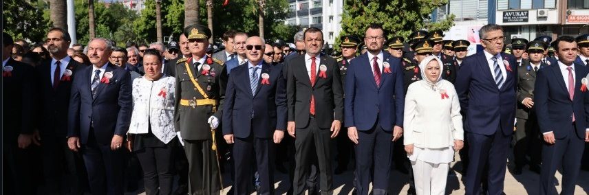 DENİZLİ'DE 30 AĞUSTOS ZAFER BAYRAMI KUTLAMALARI, VALİLİK ÖNÜNDEKİ ATATÜRK ANITI'NA ÇELENK SUNULMASIYLA BAŞLADI. TÖREN, HALK OYUNLARI GÖSTERİSİ VE ASKERİ GEÇİŞLE TAMAMLANDI. (OSMAN BERKİN YARDIM/DENİZLİ-İHA)