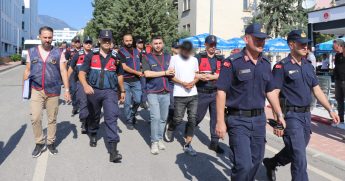 Denizli Merkezli Dolandırıcı Şebekesi, Kuryelerini Sosyal Medyadan Verilen ‘Günlük Dolgun Ücretli' İş İlanlarıyla Bulmuş