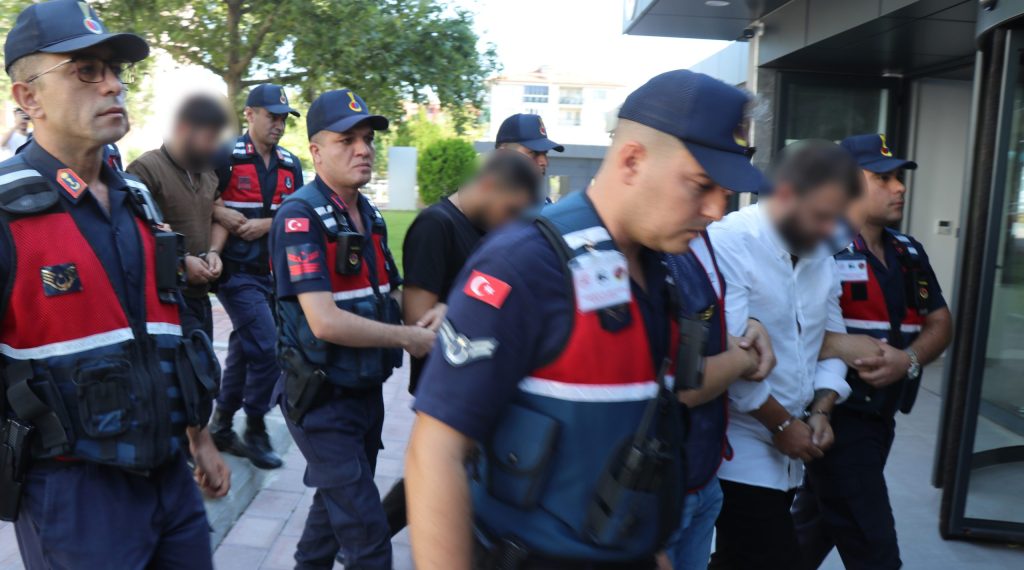 Denizli Merkezli Dolandırıcı Şebekesi, Kuryelerini Sosyal Medyadan Verilen ‘Günlük Dolgun Ücretli' İş İlanlarıyla Bulmuş