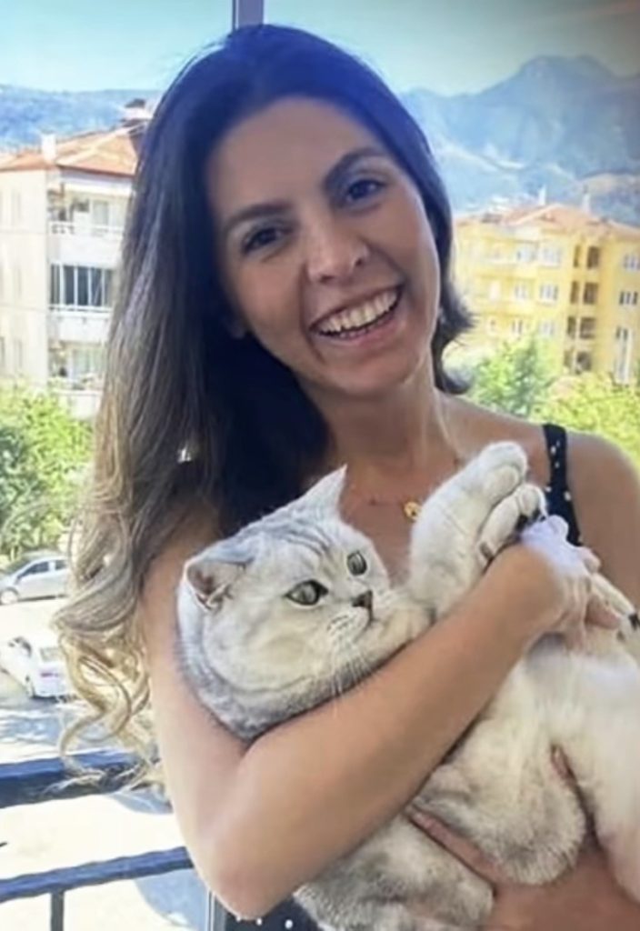 Denizli'de Yolun Karşısına Geçmeye Çalışan Genç Kadın Yaşamını Yitirdi...