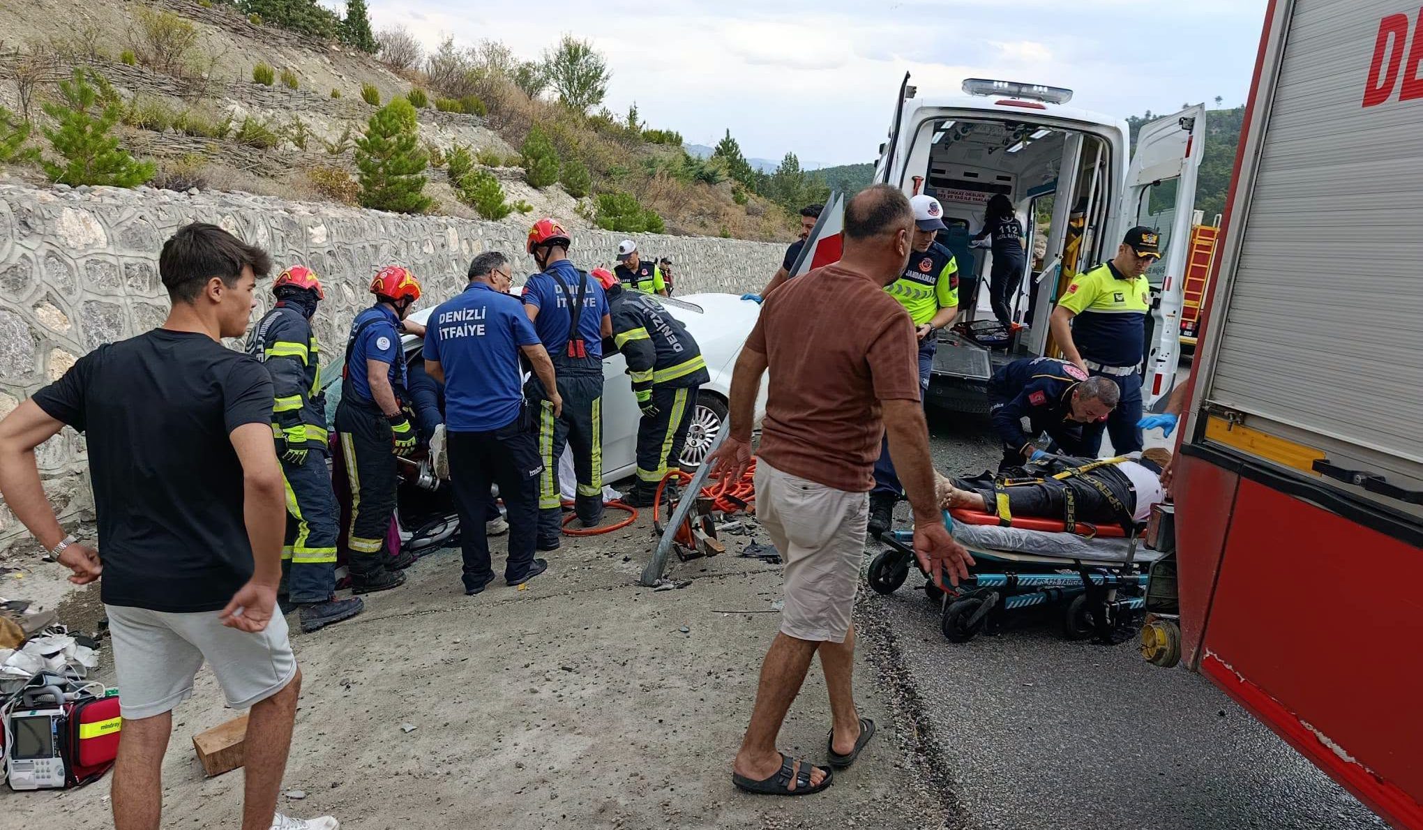 Denizli’de Feci Kaza: 2 Kişi Hayatını Kaybetti, Biri Ağır 4 Kişi Yaralandı…