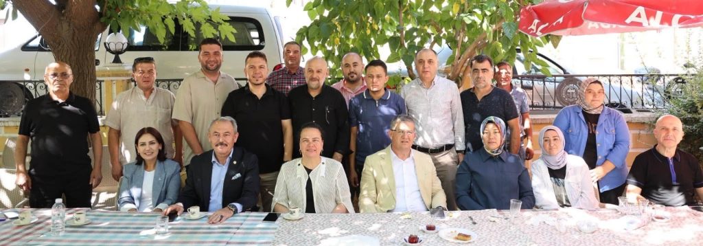AK Parti İl Başkanı Subaşıoğlu Katılımcılara Rozet Taktı...