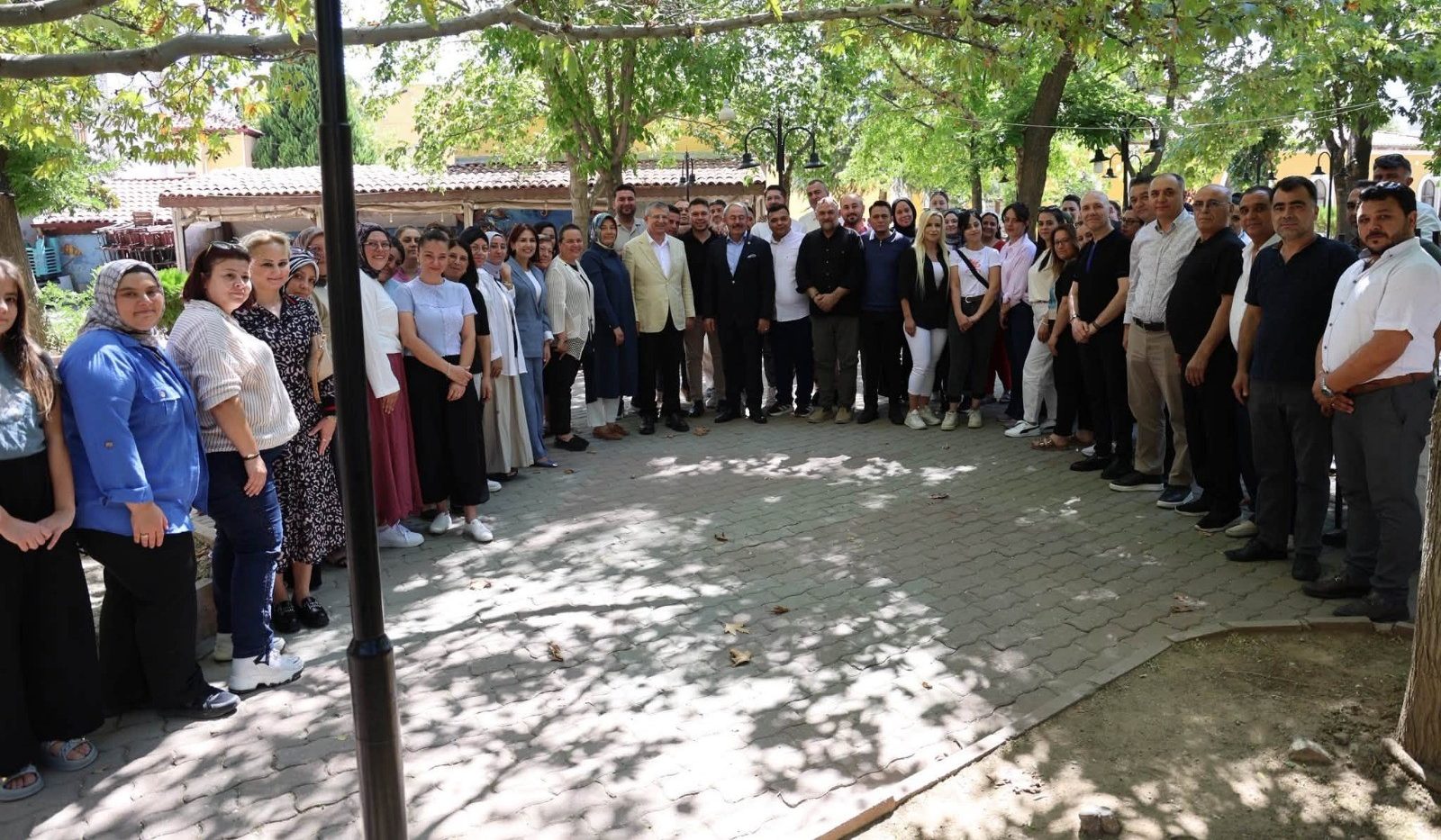AK Parti İl Başkanı Subaşıoğlu Katılımcılara Rozet Taktı…