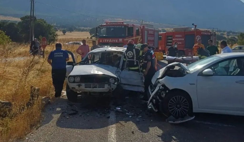 Denizli Çivril'de Feci Kaza: 2'si Ağır 5 Kişi Yaralandı...
