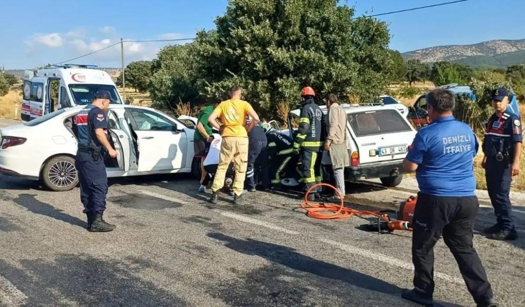 Denizli Çivril'de Feci Kaza: 2'si Ağır 5 Kişi Yaralandı...