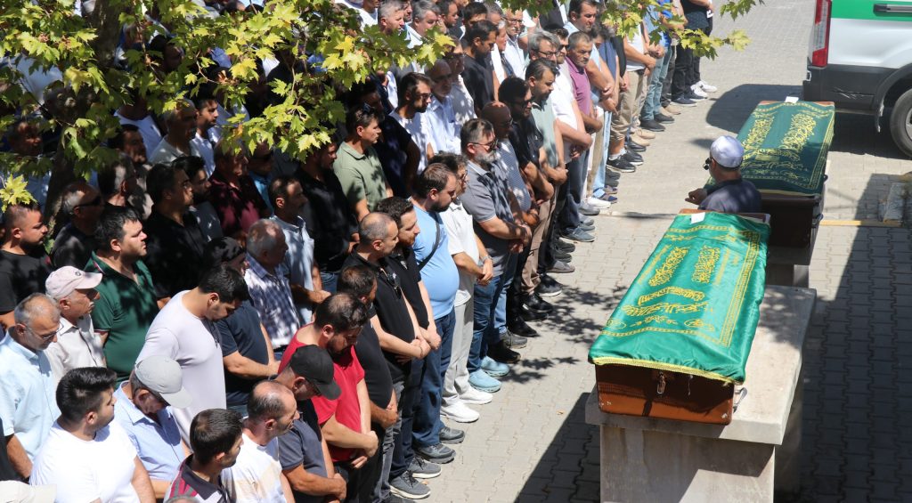 Denizli'de Kazada Ölen Genç Annesinin Mezarına, Acıya Dayanamayan Baba da Yanlarına Defnedildi...