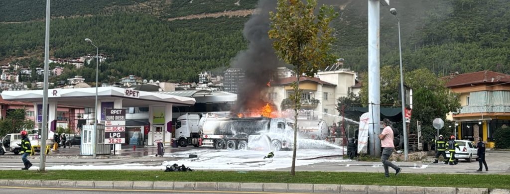 Denizli'de Akaryakıt İstasyonundaki Tanker Patladı...